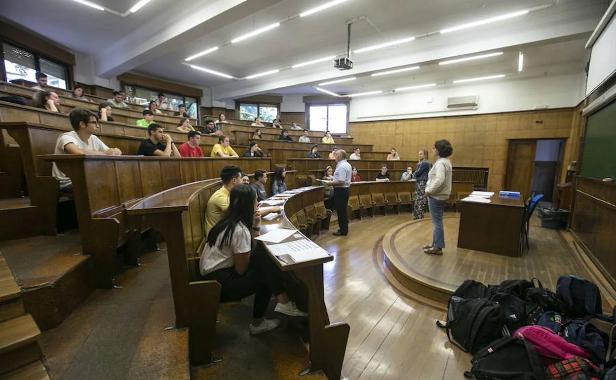 Selectividad en Granada: Expulsan a dos estudiantes de la UGR por no dejar el móvil