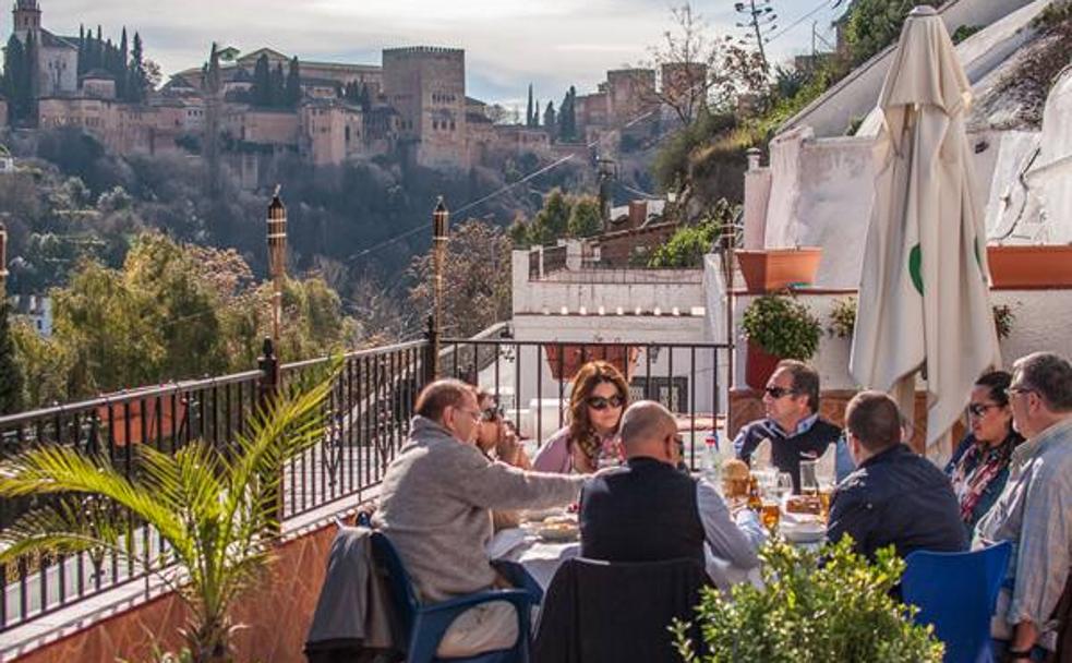 Herencia cultural. Turistas en un carmen del Albaicín, con la Alhambra al fondo.