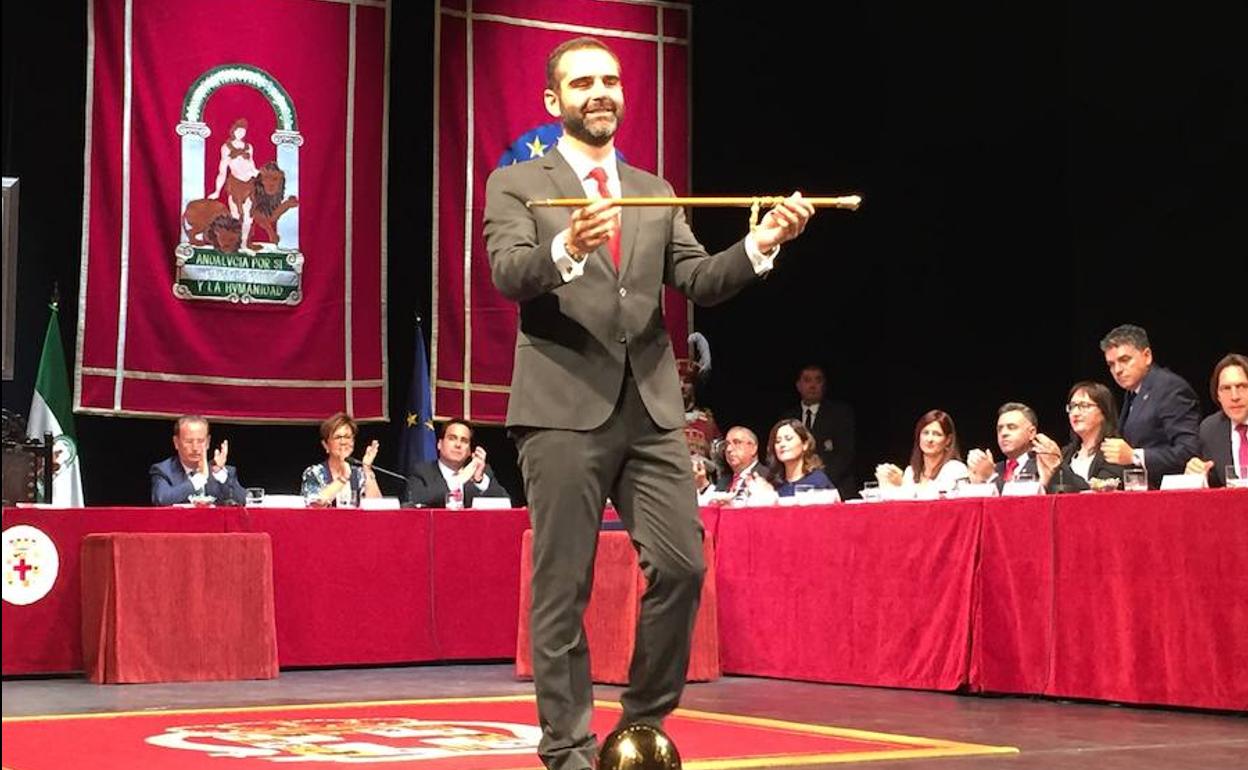 Ramón Fernández-Pacheco muestra el bastón de mando tras ser nombrado alcalde de Almería