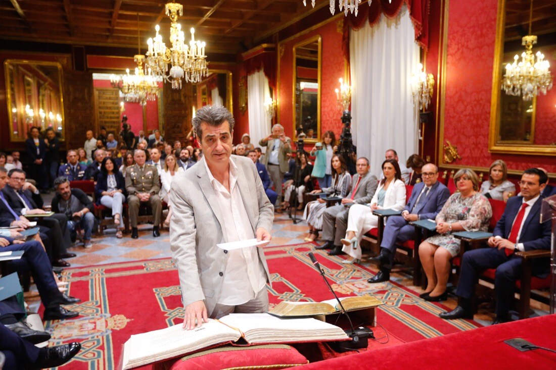 Todas las imágenes de todo lo que ha sucedido desde el salón de plenos de la Plaza el Carmen con la proclamación de Luis Salvador como alcalde