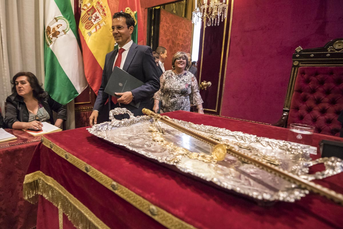 Todas las imágenes de todo lo que ha sucedido desde el salón de plenos de la Plaza el Carmen con la proclamación de Luis Salvador como alcalde