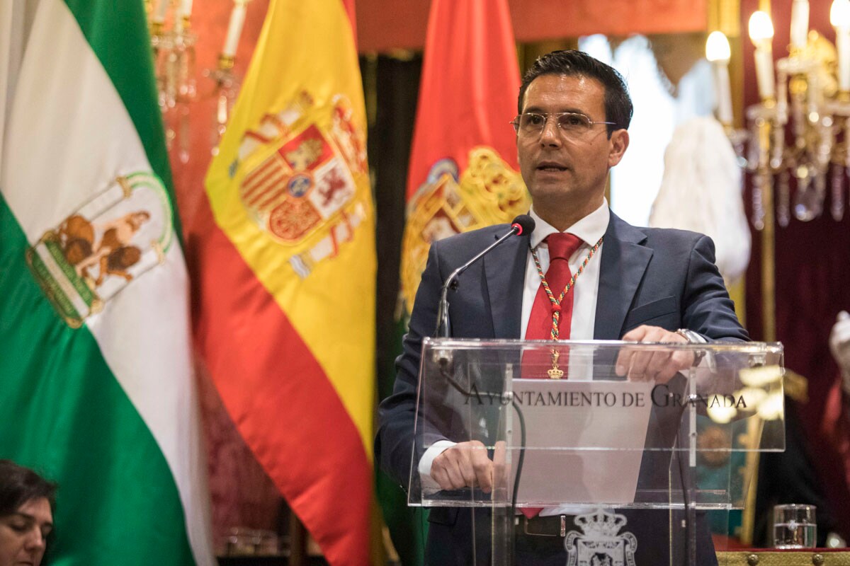 Todas las imágenes de todo lo que ha sucedido desde el salón de plenos de la Plaza el Carmen con la proclamación de Luis Salvador como alcalde