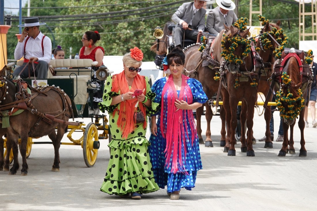 Enganches, música a todo trapo, columpios a medio gasy sin apenas chiquillería en una jornada dominguera en laque los granadinos prefieren asueto fuera de Almanjáyar