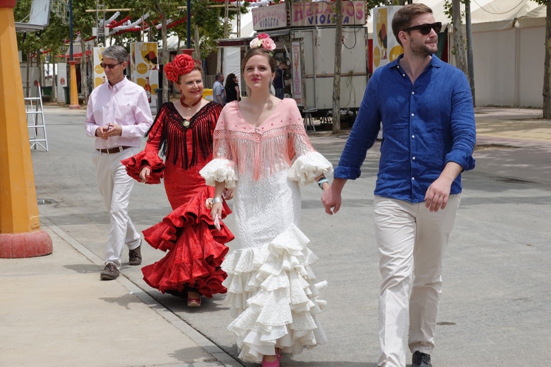 Enganches, música a todo trapo, columpios a medio gasy sin apenas chiquillería en una jornada dominguera en laque los granadinos prefieren asueto fuera de Almanjáyar