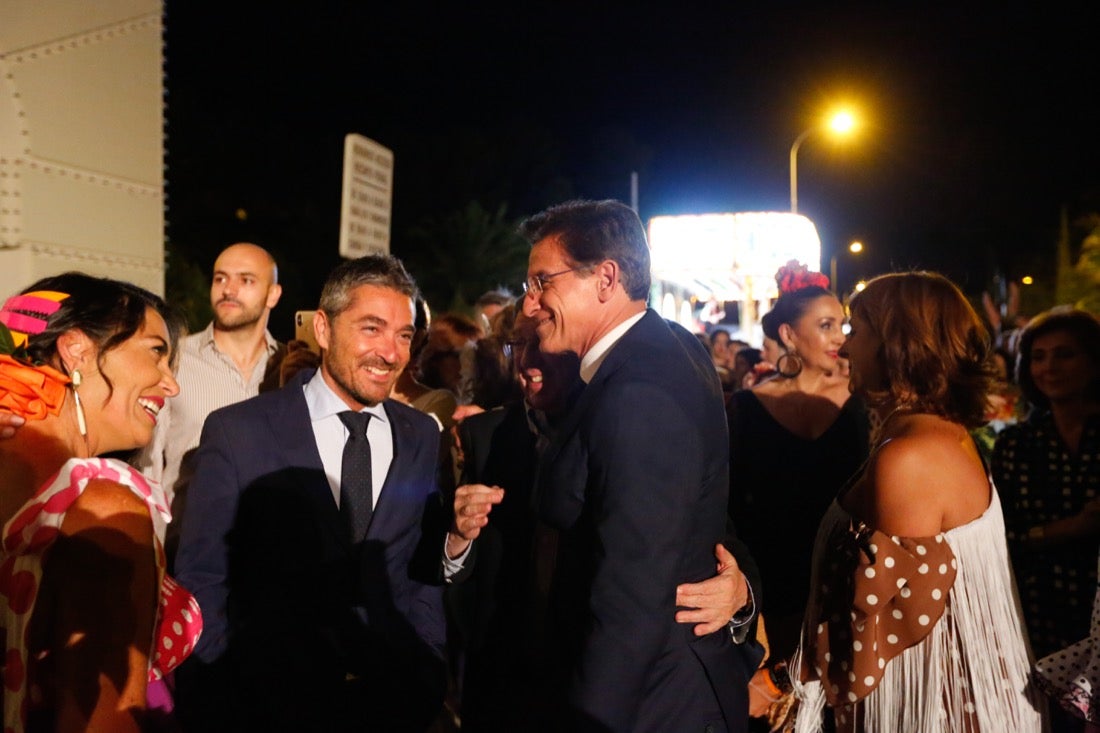 La primera noche de feria transcurrió con gran animación en las casetas, que se llenaron des público tras el encendido de la portada del recinto Con el encendido del alumbrado, música y bailes regionales Granada iniciaba anoche su feria del Corpus