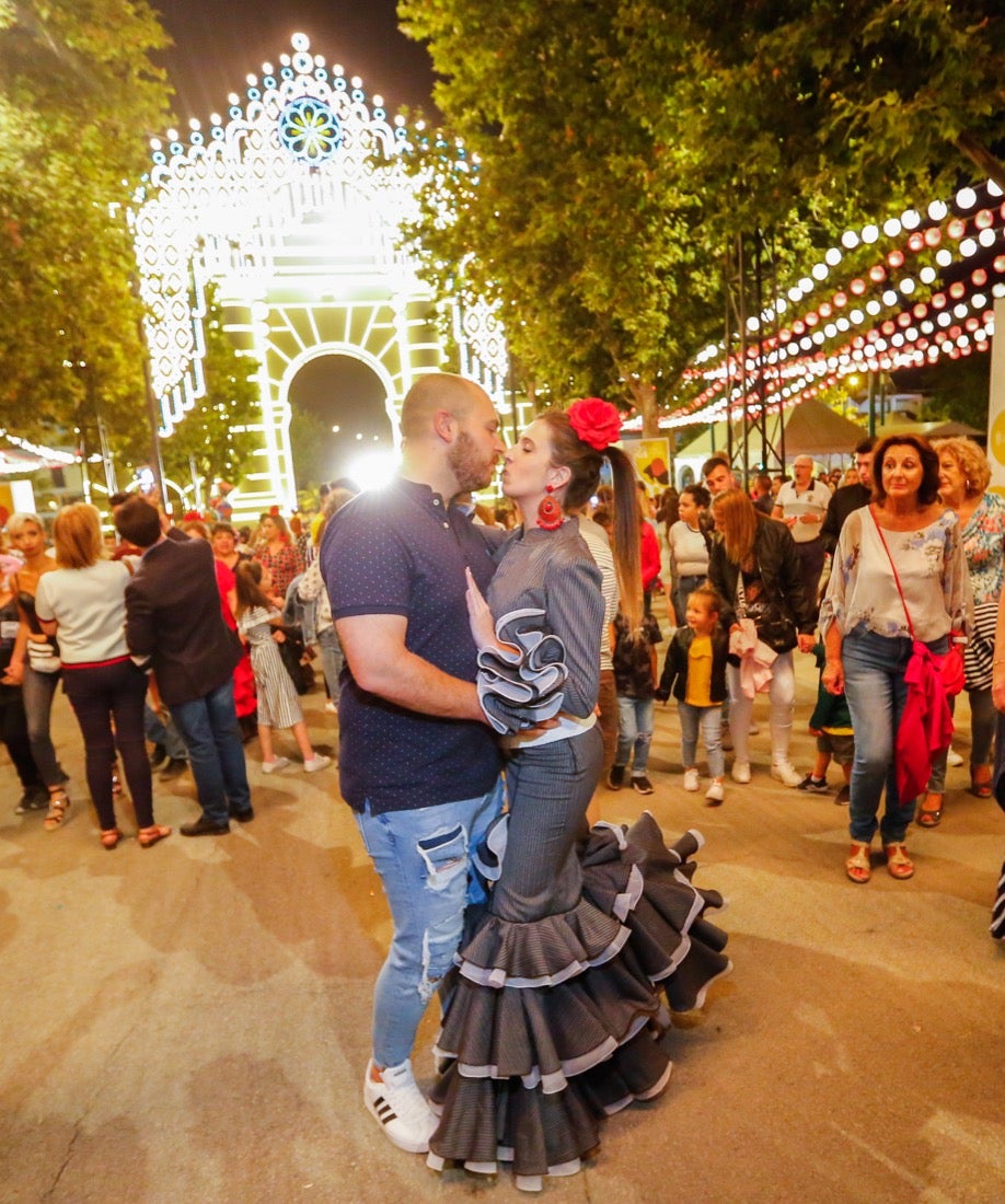 La primera noche de feria transcurrió con gran animación en las casetas, que se llenaron des público tras el encendido de la portada del recinto Con el encendido del alumbrado, música y bailes regionales Granada iniciaba anoche su feria del Corpus