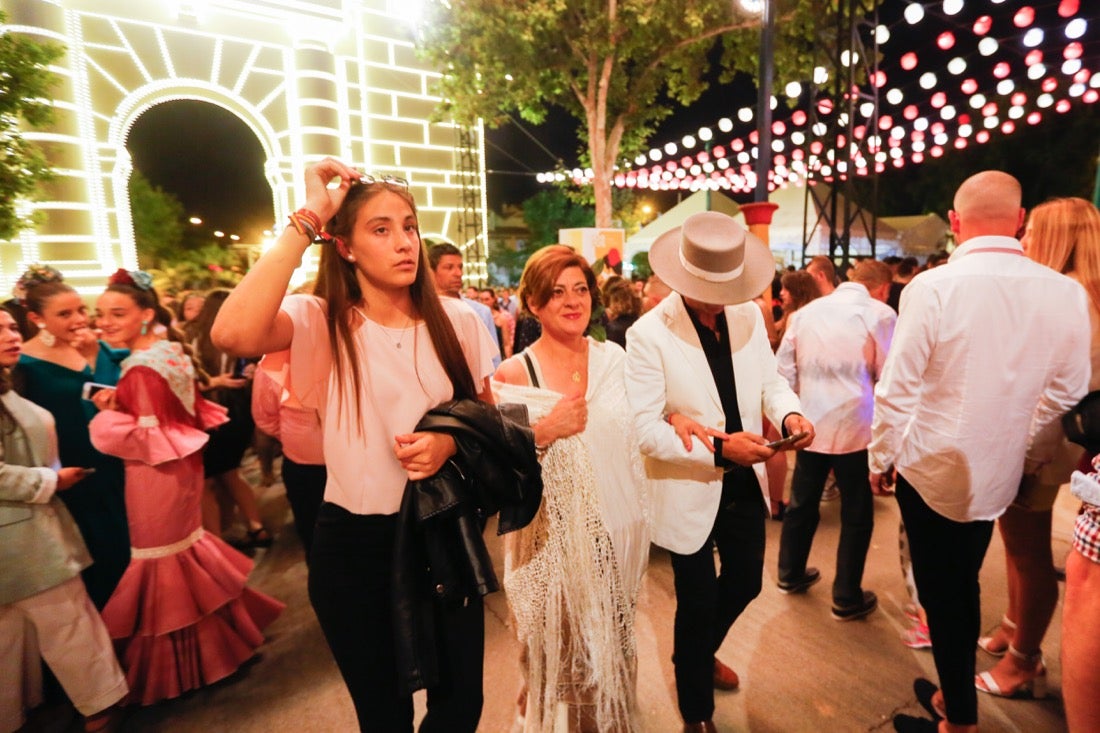 La primera noche de feria transcurrió con gran animación en las casetas, que se llenaron des público tras el encendido de la portada del recinto Con el encendido del alumbrado, música y bailes regionales Granada iniciaba anoche su feria del Corpus