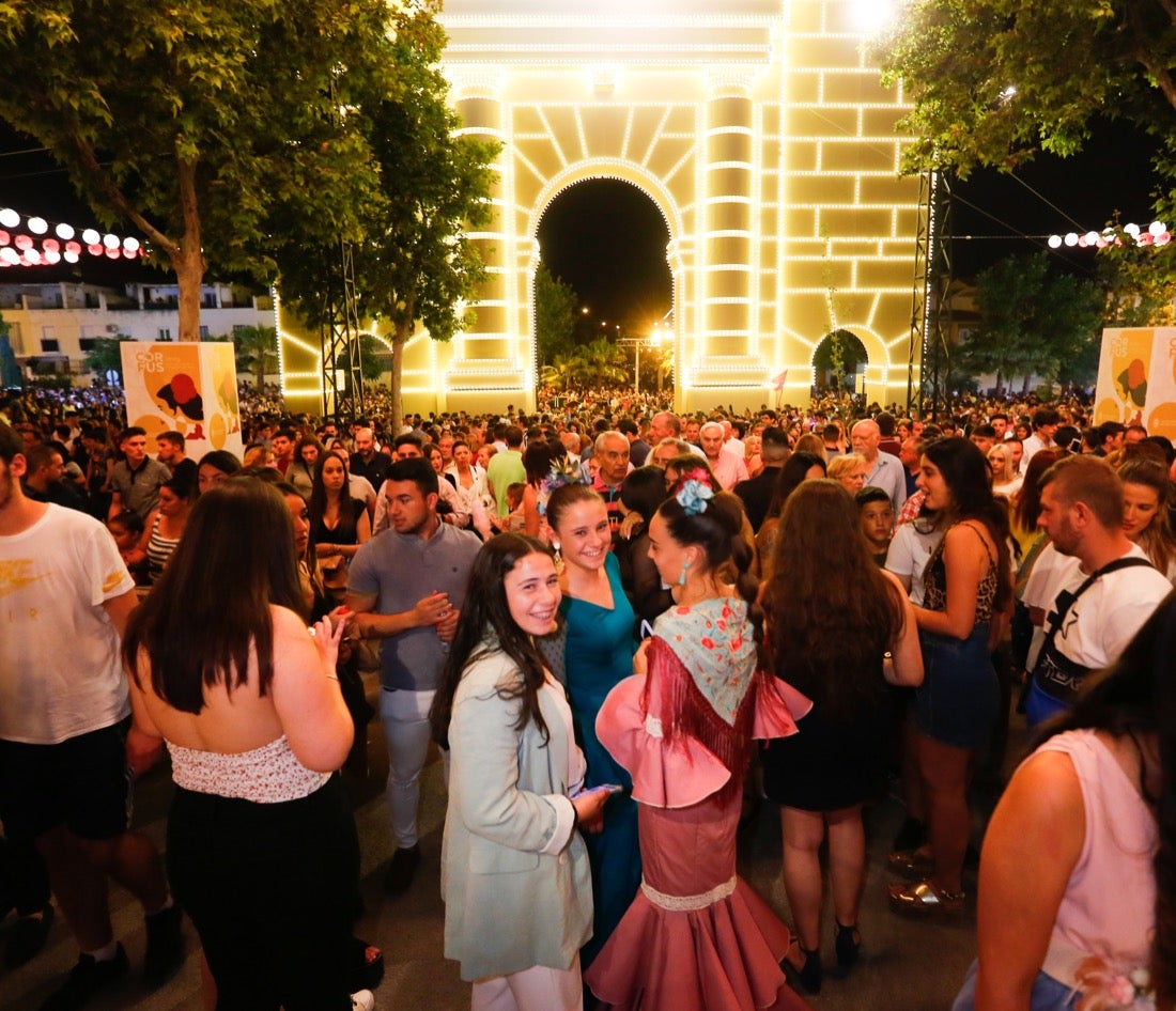 La primera noche de feria transcurrió con gran animación en las casetas, que se llenaron des público tras el encendido de la portada del recinto Con el encendido del alumbrado, música y bailes regionales Granada iniciaba anoche su feria del Corpus