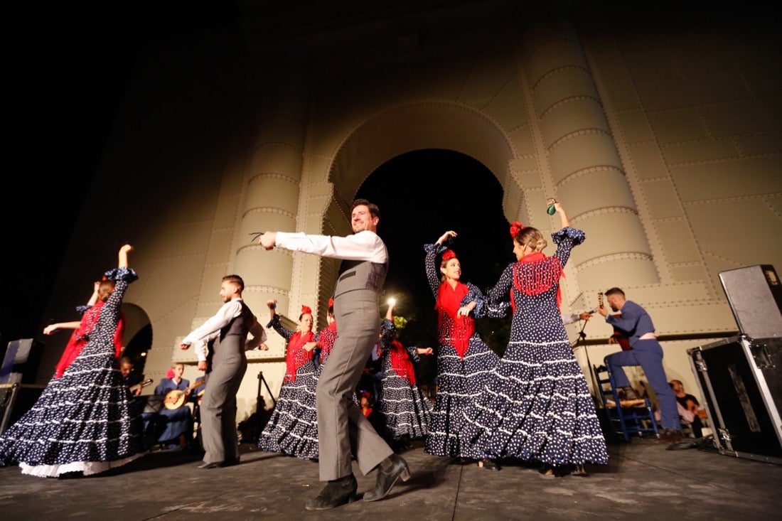 La primera noche de feria transcurrió con gran animación en las casetas, que se llenaron des público tras el encendido de la portada del recinto Con el encendido del alumbrado, música y bailes regionales Granada iniciaba anoche su feria del Corpus