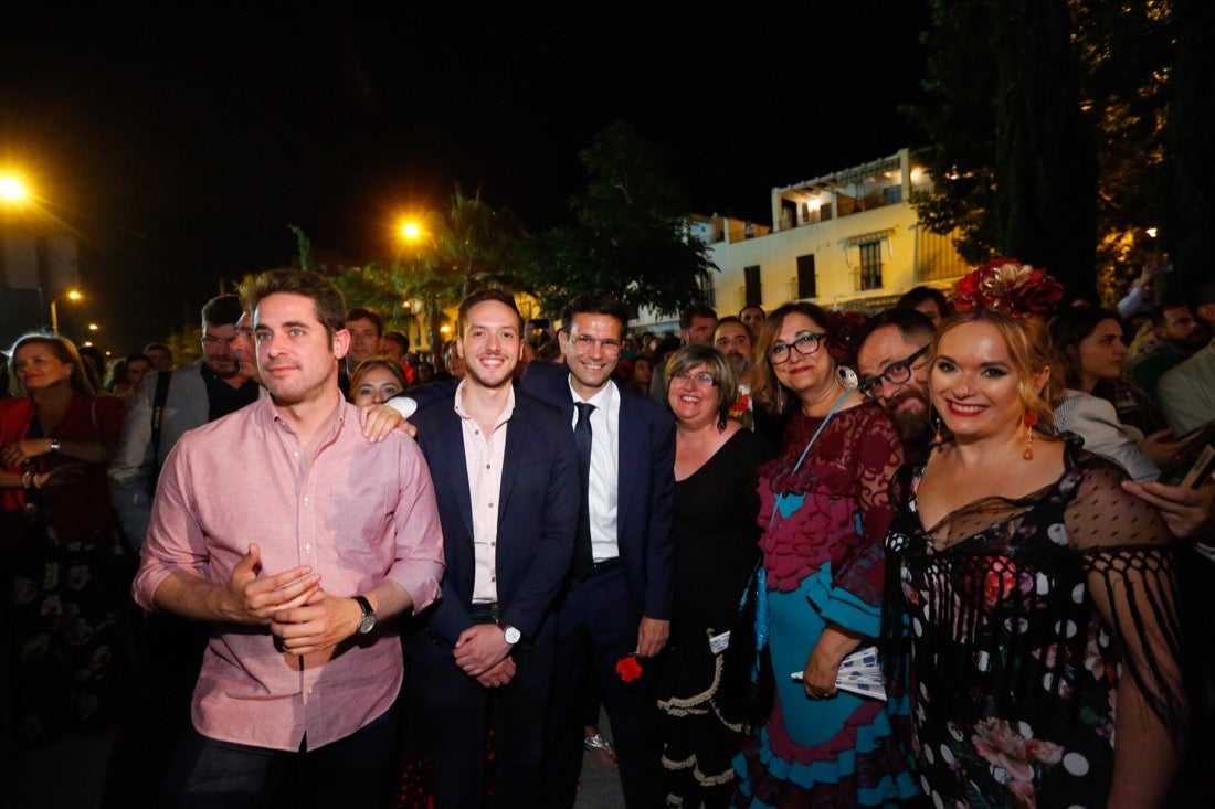 La primera noche de feria transcurrió con gran animación en las casetas, que se llenaron des público tras el encendido de la portada del recinto Con el encendido del alumbrado, música y bailes regionales Granada iniciaba anoche su feria del Corpus