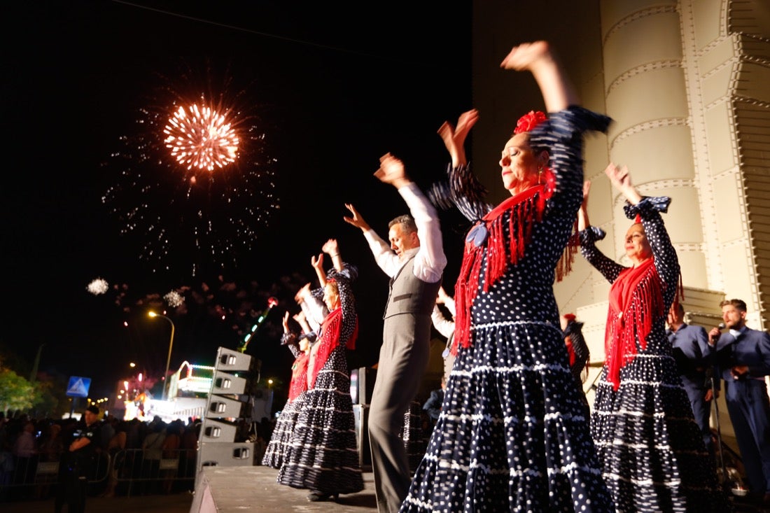 La primera noche de feria transcurrió con gran animación en las casetas, que se llenaron des público tras el encendido de la portada del recinto Con el encendido del alumbrado, música y bailes regionales Granada iniciaba anoche su feria del Corpus