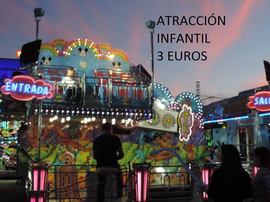 Esto es lo que cuesta subirte a los columpios que hay en el Recinto Ferial de Almanjáyar este 2019