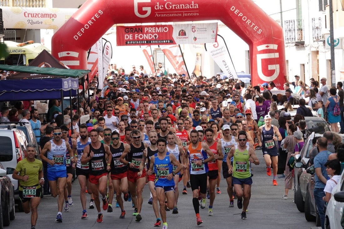 Los vecinos de Dúrcal se han volcado con los corredores apostados en las curvas y rectas que traza el recorrido por la localidad y desde las terrazas de la Plaza del Ayuntamiento