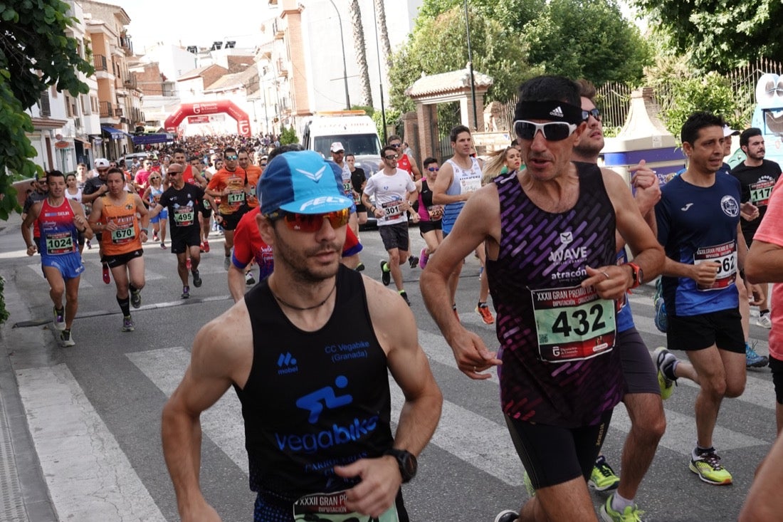 Los vecinos de Dúrcal se han volcado con los corredores apostados en las curvas y rectas que traza el recorrido por la localidad y desde las terrazas de la Plaza del Ayuntamiento