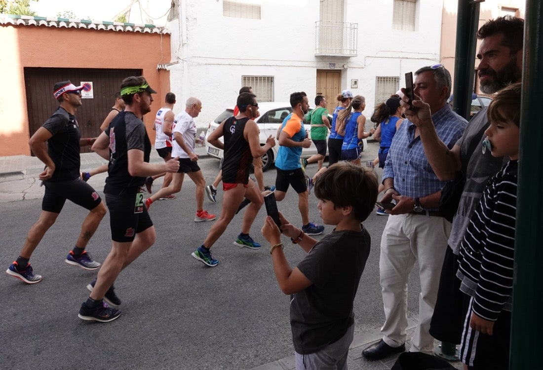 Los vecinos de Dúrcal se han volcado con los corredores apostados en las curvas y rectas que traza el recorrido por la localidad y desde las terrazas de la Plaza del Ayuntamiento