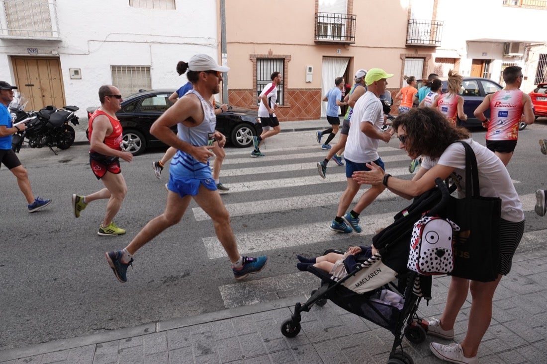 Los vecinos de Dúrcal se han volcado con los corredores apostados en las curvas y rectas que traza el recorrido por la localidad y desde las terrazas de la Plaza del Ayuntamiento