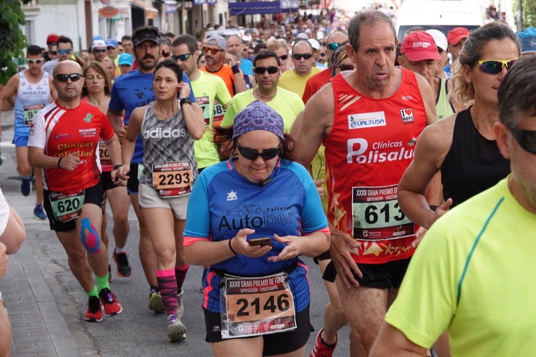 Los vecinos de Dúrcal se han volcado con los corredores apostados en las curvas y rectas que traza el recorrido por la localidad y desde las terrazas de la Plaza del Ayuntamiento