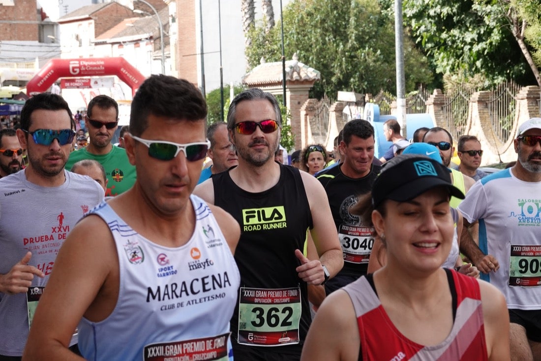 Los vecinos de Dúrcal se han volcado con los corredores apostados en las curvas y rectas que traza el recorrido por la localidad y desde las terrazas de la Plaza del Ayuntamiento