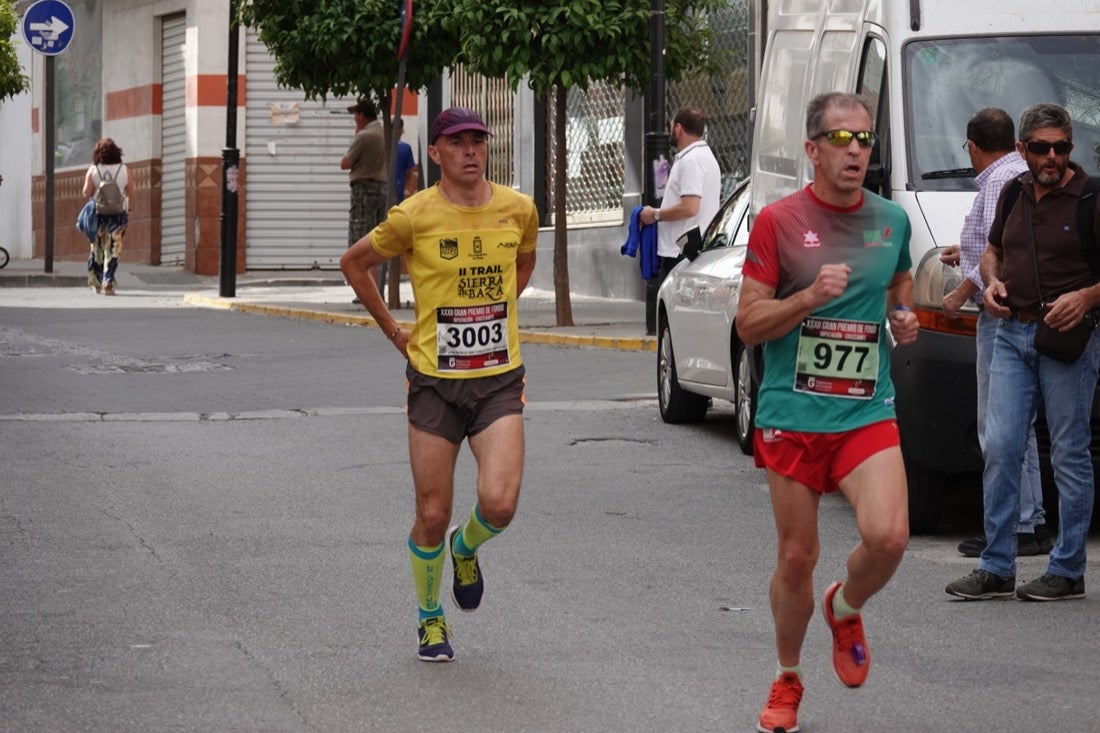 Los vecinos de Dúrcal se han volcado con los corredores apostados en las curvas y rectas que traza el recorrido por la localidad y desde las terrazas de la Plaza del Ayuntamiento