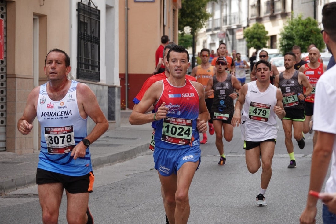 Los vecinos de Dúrcal se han volcado con los corredores apostados en las curvas y rectas que traza el recorrido por la localidad y desde las terrazas de la Plaza del Ayuntamiento