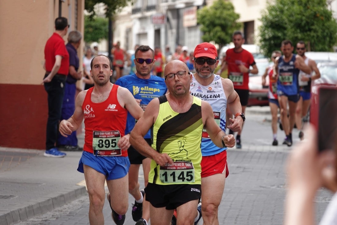 Los vecinos de Dúrcal se han volcado con los corredores apostados en las curvas y rectas que traza el recorrido por la localidad y desde las terrazas de la Plaza del Ayuntamiento