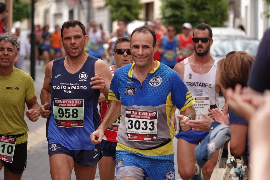 Los vecinos de Dúrcal se han volcado con los corredores apostados en las curvas y rectas que traza el recorrido por la localidad y desde las terrazas de la Plaza del Ayuntamiento