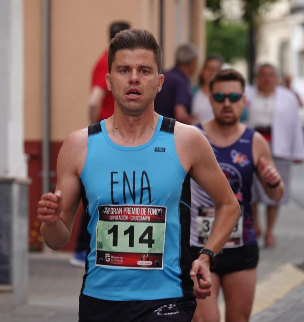 Los vecinos de Dúrcal se han volcado con los corredores apostados en las curvas y rectas que traza el recorrido por la localidad y desde las terrazas de la Plaza del Ayuntamiento