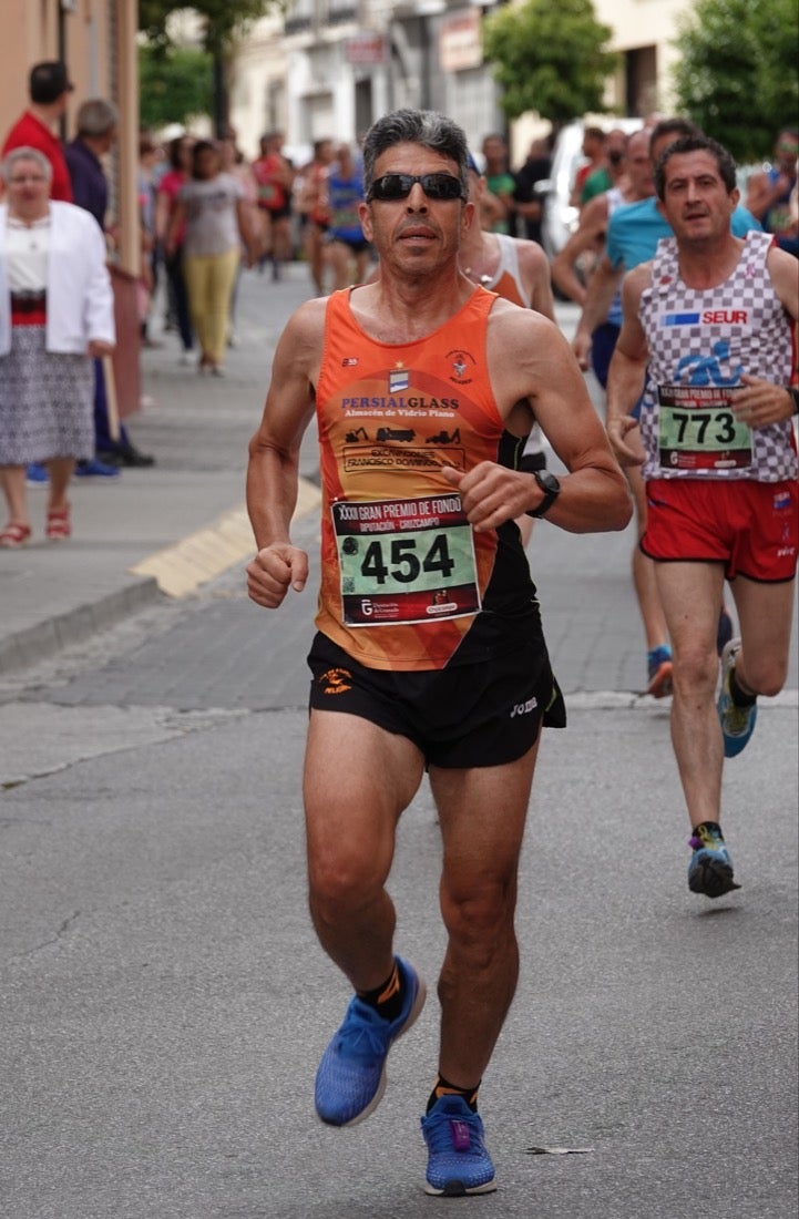 Los vecinos de Dúrcal se han volcado con los corredores apostados en las curvas y rectas que traza el recorrido por la localidad y desde las terrazas de la Plaza del Ayuntamiento