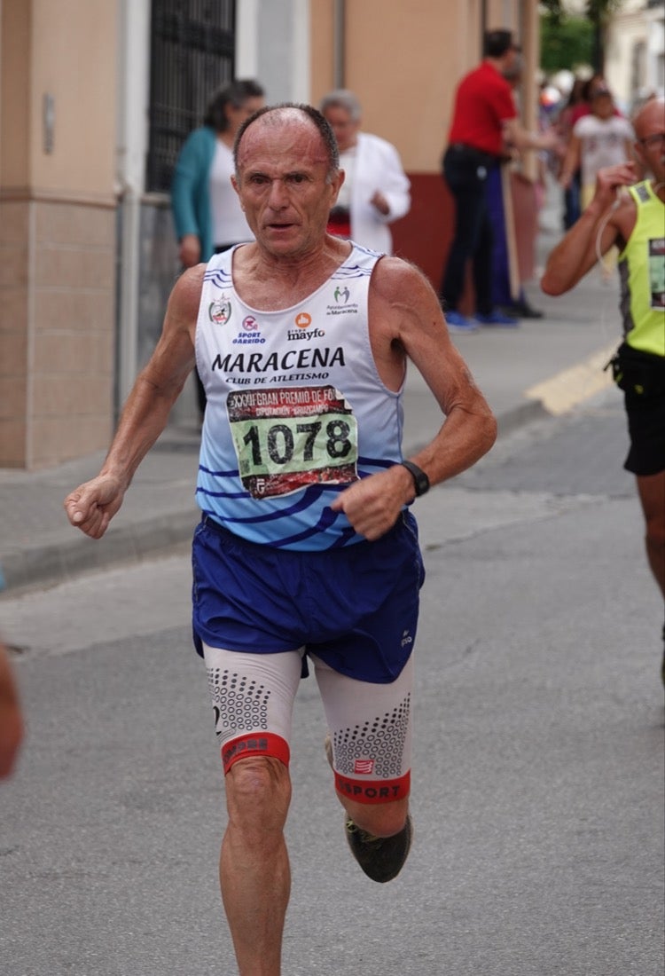 Los vecinos de Dúrcal se han volcado con los corredores apostados en las curvas y rectas que traza el recorrido por la localidad y desde las terrazas de la Plaza del Ayuntamiento