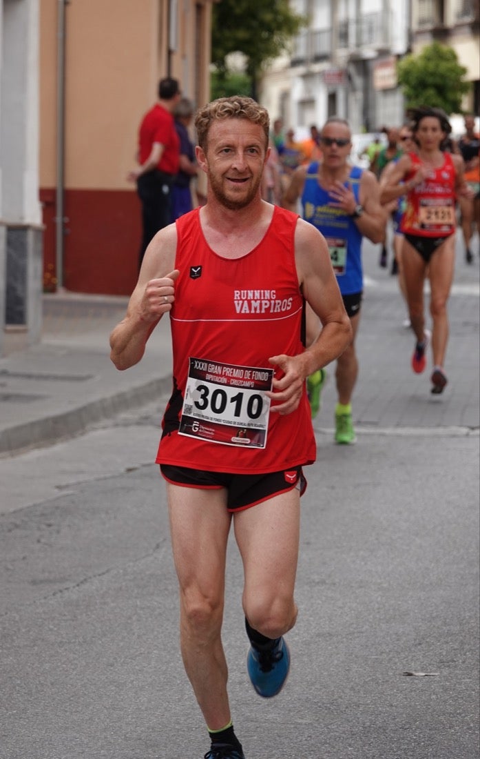 Los vecinos de Dúrcal se han volcado con los corredores apostados en las curvas y rectas que traza el recorrido por la localidad y desde las terrazas de la Plaza del Ayuntamiento