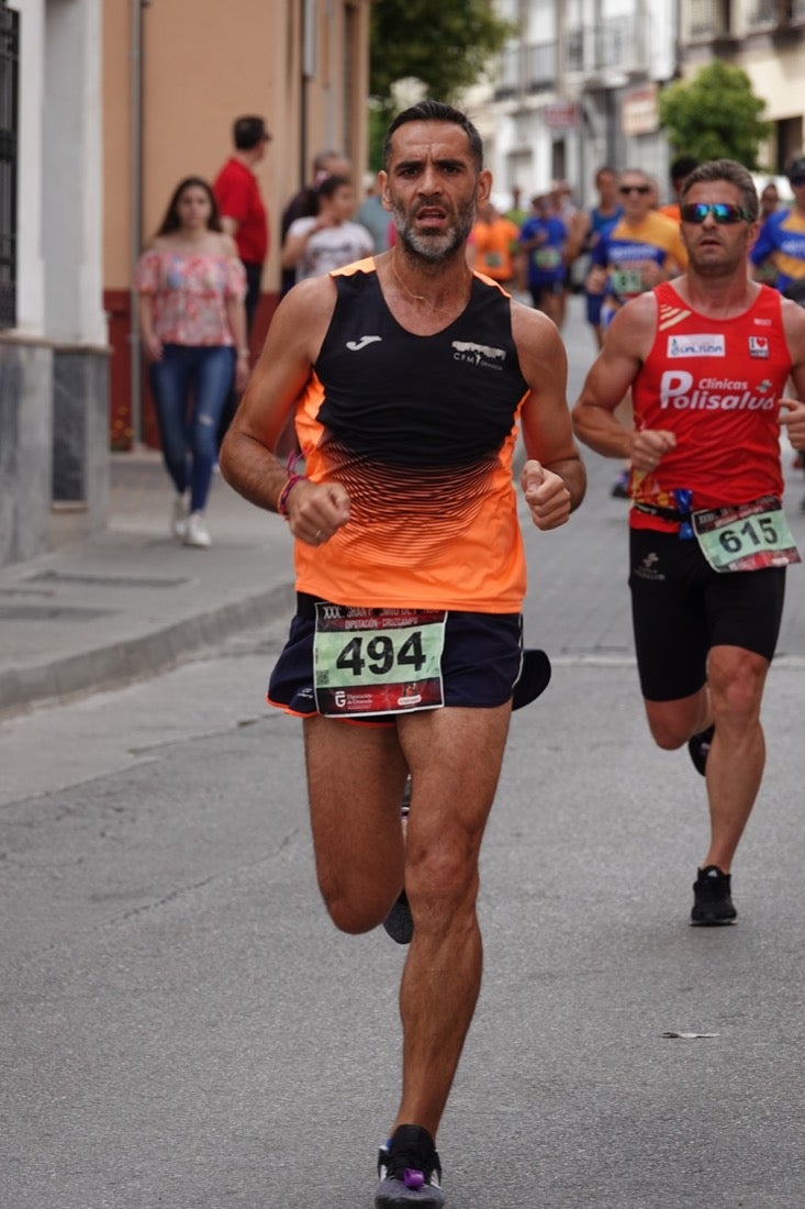 Los vecinos de Dúrcal se han volcado con los corredores apostados en las curvas y rectas que traza el recorrido por la localidad y desde las terrazas de la Plaza del Ayuntamiento