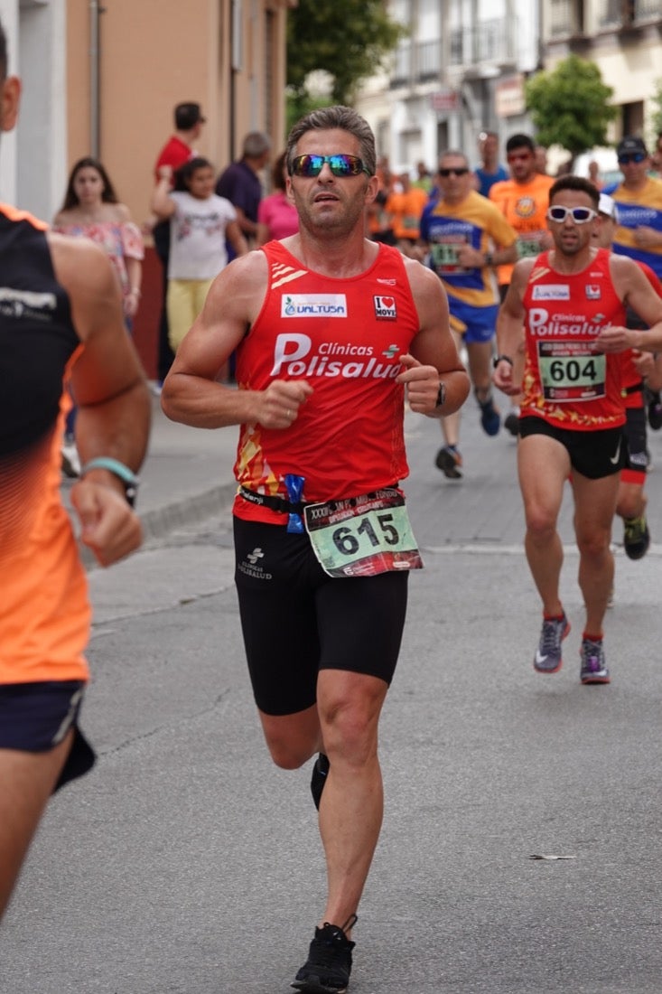Los vecinos de Dúrcal se han volcado con los corredores apostados en las curvas y rectas que traza el recorrido por la localidad y desde las terrazas de la Plaza del Ayuntamiento