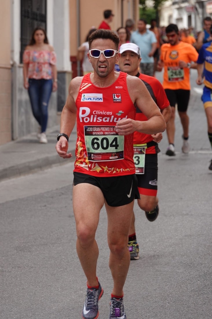 Los vecinos de Dúrcal se han volcado con los corredores apostados en las curvas y rectas que traza el recorrido por la localidad y desde las terrazas de la Plaza del Ayuntamiento