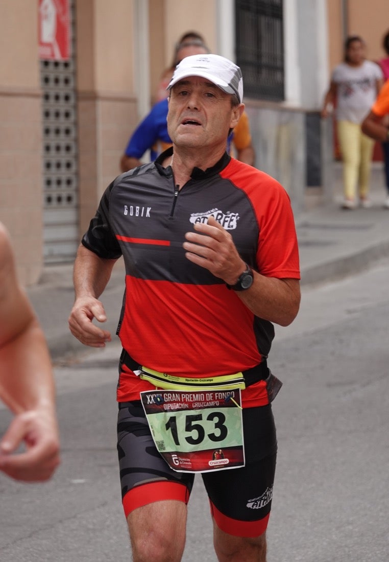 Los vecinos de Dúrcal se han volcado con los corredores apostados en las curvas y rectas que traza el recorrido por la localidad y desde las terrazas de la Plaza del Ayuntamiento