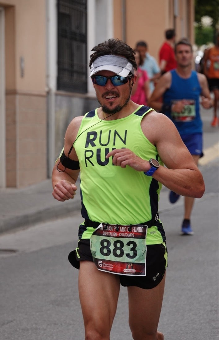 Los vecinos de Dúrcal se han volcado con los corredores apostados en las curvas y rectas que traza el recorrido por la localidad y desde las terrazas de la Plaza del Ayuntamiento
