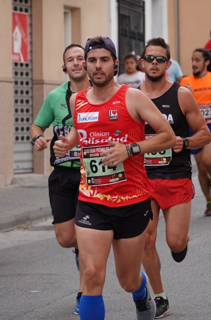 Los vecinos de Dúrcal se han volcado con los corredores apostados en las curvas y rectas que traza el recorrido por la localidad y desde las terrazas de la Plaza del Ayuntamiento
