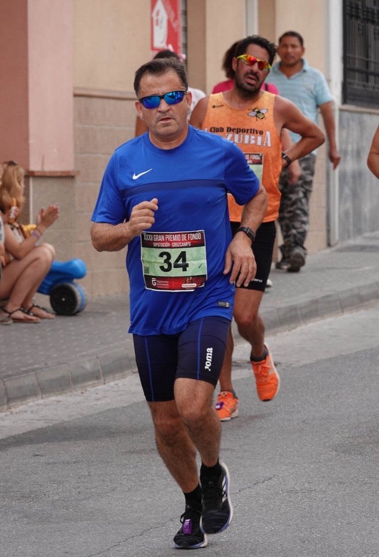 Los vecinos de Dúrcal se han volcado con los corredores apostados en las curvas y rectas que traza el recorrido por la localidad y desde las terrazas de la Plaza del Ayuntamiento