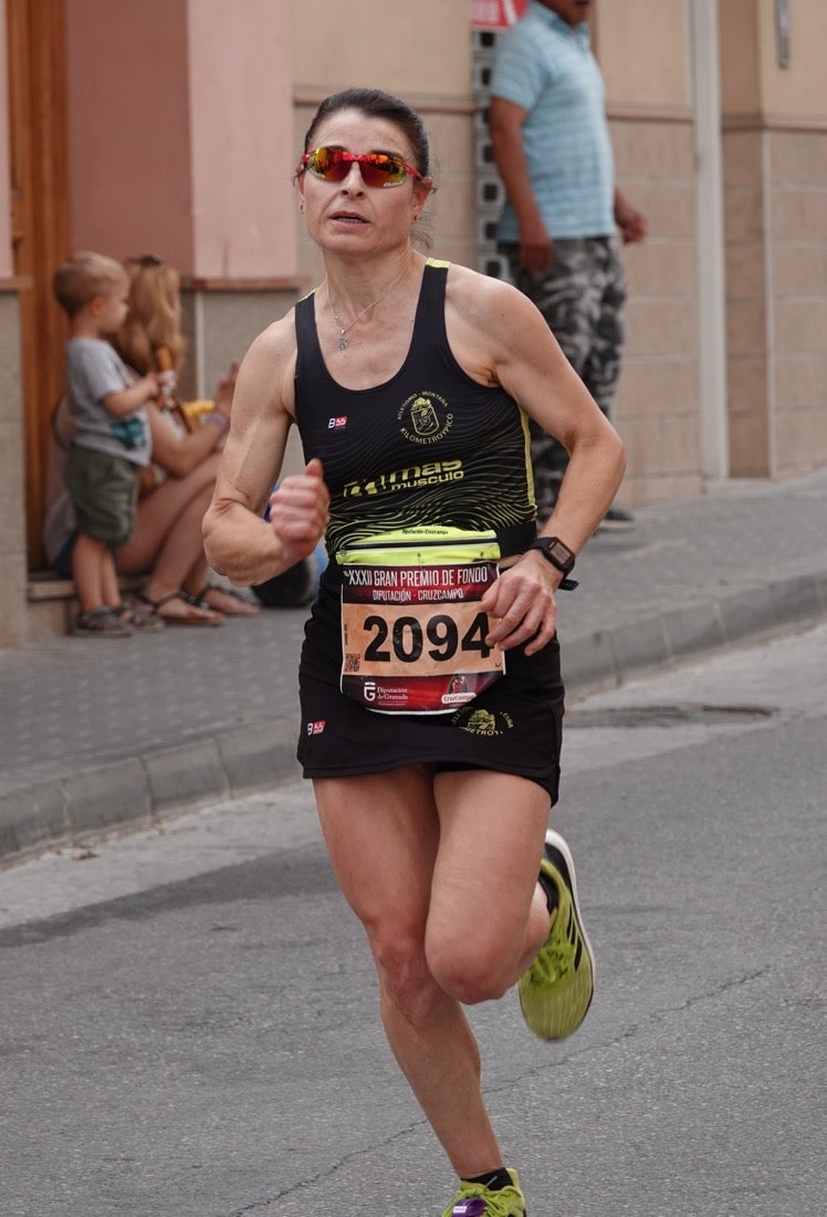Los vecinos de Dúrcal se han volcado con los corredores apostados en las curvas y rectas que traza el recorrido por la localidad y desde las terrazas de la Plaza del Ayuntamiento