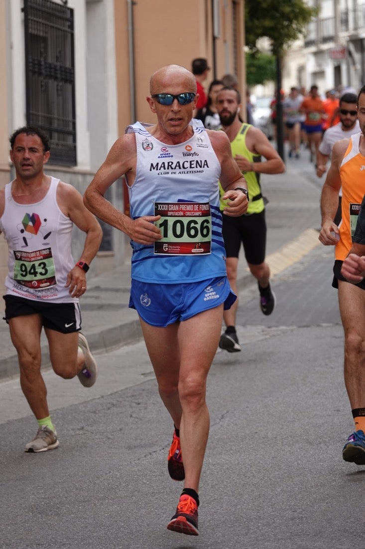 Los vecinos de Dúrcal se han volcado con los corredores apostados en las curvas y rectas que traza el recorrido por la localidad y desde las terrazas de la Plaza del Ayuntamiento