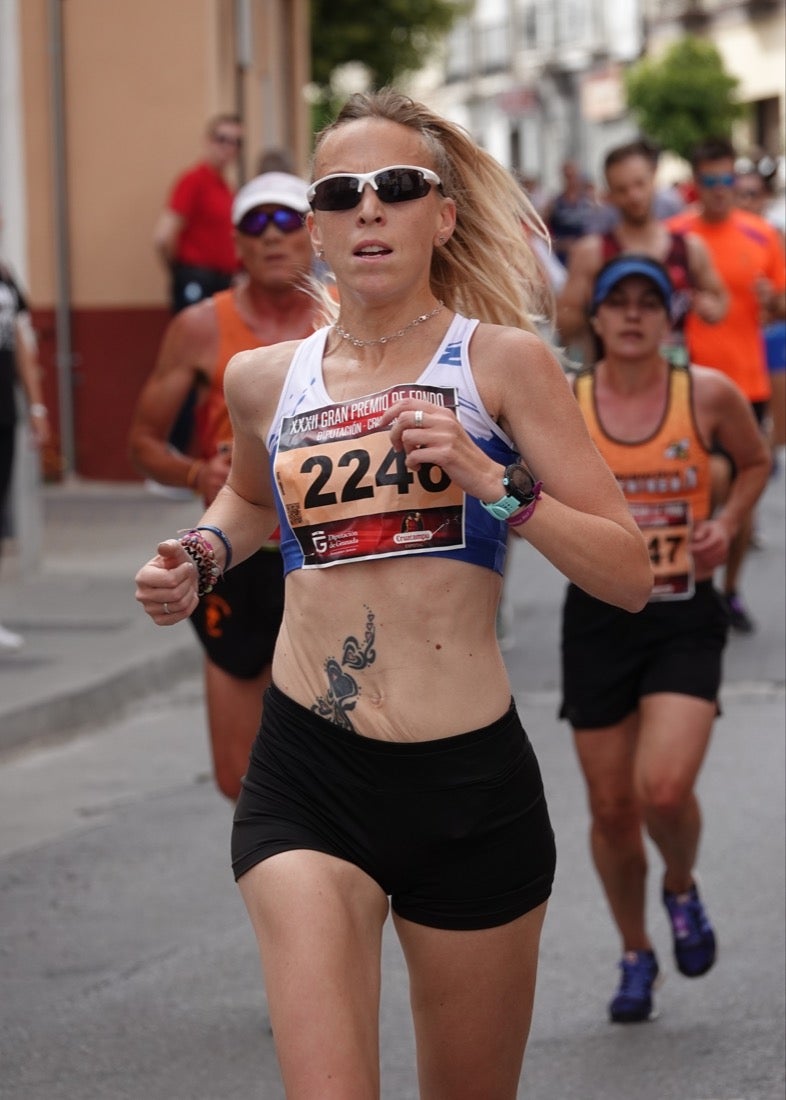 Los vecinos de Dúrcal se han volcado con los corredores apostados en las curvas y rectas que traza el recorrido por la localidad y desde las terrazas de la Plaza del Ayuntamiento