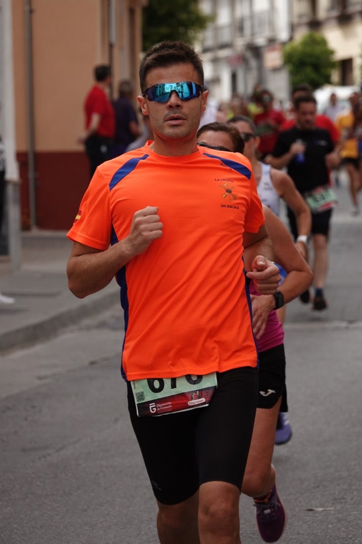 Los vecinos de Dúrcal se han volcado con los corredores apostados en las curvas y rectas que traza el recorrido por la localidad y desde las terrazas de la Plaza del Ayuntamiento