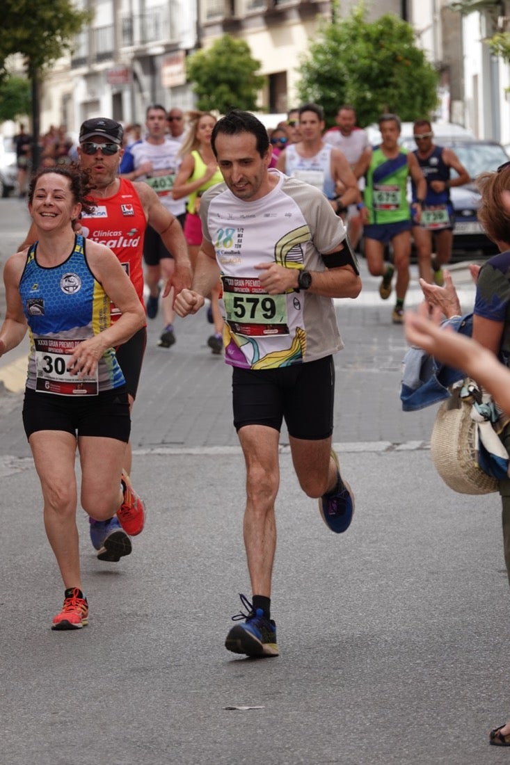 Los vecinos de Dúrcal se han volcado con los corredores apostados en las curvas y rectas que traza el recorrido por la localidad y desde las terrazas de la Plaza del Ayuntamiento