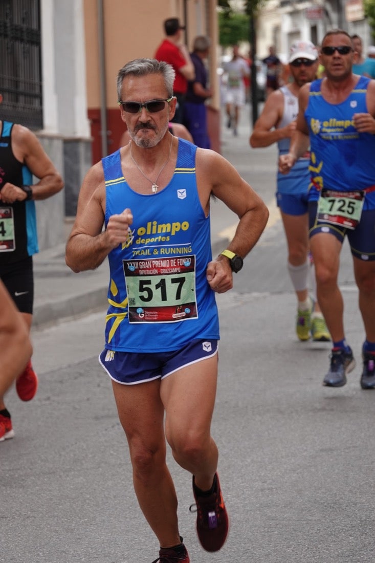 Los vecinos de Dúrcal se han volcado con los corredores apostados en las curvas y rectas que traza el recorrido por la localidad y desde las terrazas de la Plaza del Ayuntamiento