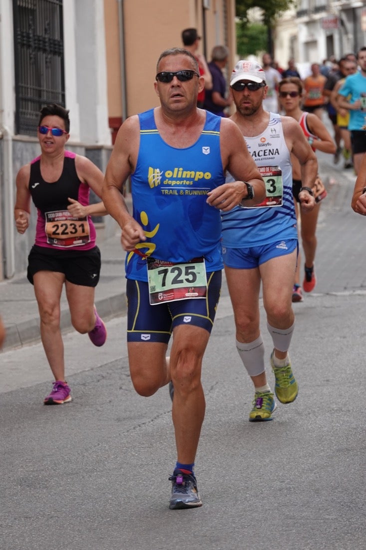 Los vecinos de Dúrcal se han volcado con los corredores apostados en las curvas y rectas que traza el recorrido por la localidad y desde las terrazas de la Plaza del Ayuntamiento