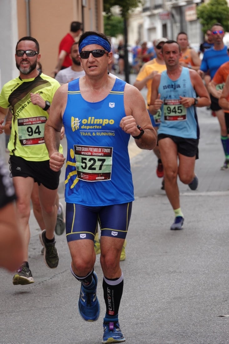 Los vecinos de Dúrcal se han volcado con los corredores apostados en las curvas y rectas que traza el recorrido por la localidad y desde las terrazas de la Plaza del Ayuntamiento