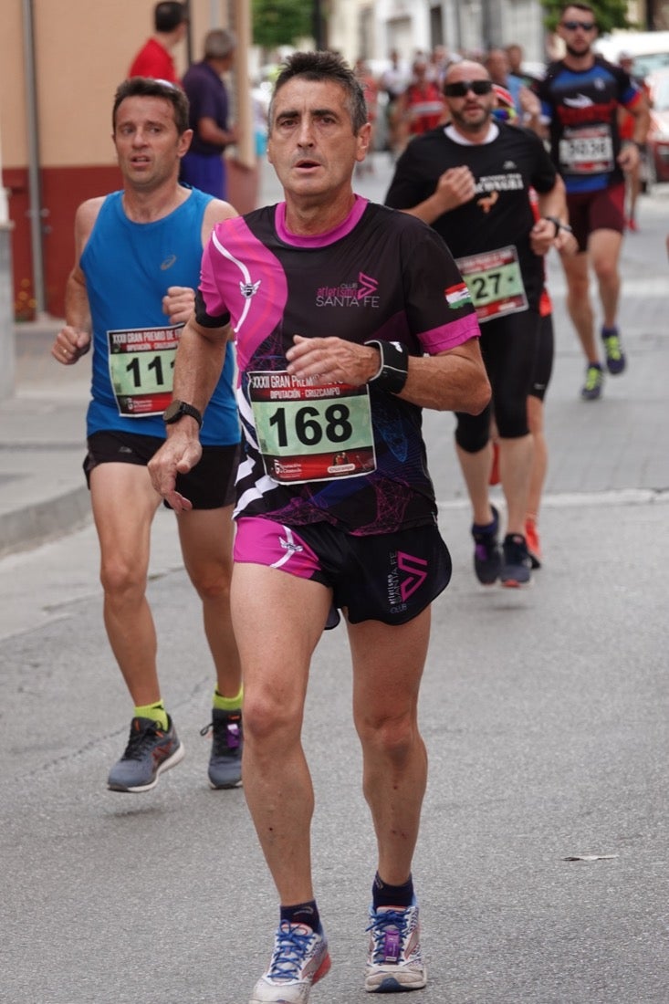 Los vecinos de Dúrcal se han volcado con los corredores apostados en las curvas y rectas que traza el recorrido por la localidad y desde las terrazas de la Plaza del Ayuntamiento