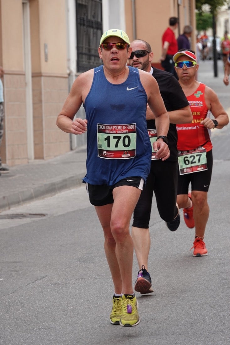 Los vecinos de Dúrcal se han volcado con los corredores apostados en las curvas y rectas que traza el recorrido por la localidad y desde las terrazas de la Plaza del Ayuntamiento