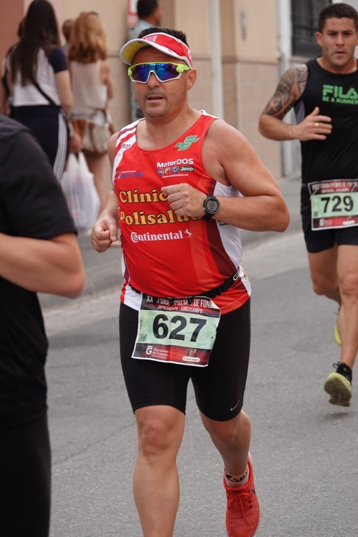 Los vecinos de Dúrcal se han volcado con los corredores apostados en las curvas y rectas que traza el recorrido por la localidad y desde las terrazas de la Plaza del Ayuntamiento