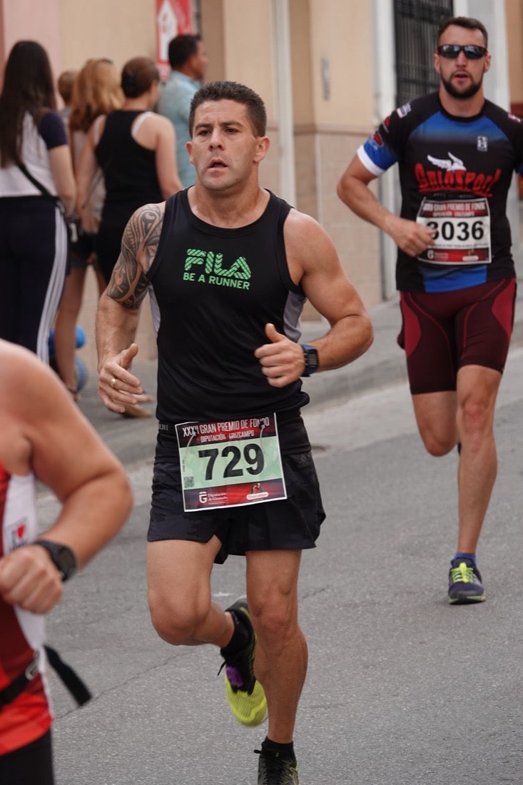 Los vecinos de Dúrcal se han volcado con los corredores apostados en las curvas y rectas que traza el recorrido por la localidad y desde las terrazas de la Plaza del Ayuntamiento