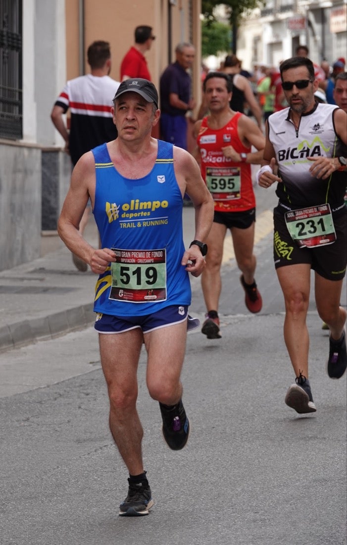 Los vecinos de Dúrcal se han volcado con los corredores apostados en las curvas y rectas que traza el recorrido por la localidad y desde las terrazas de la Plaza del Ayuntamiento